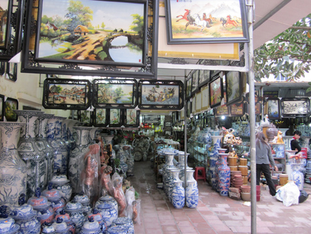Visit Bat Trang pottery market